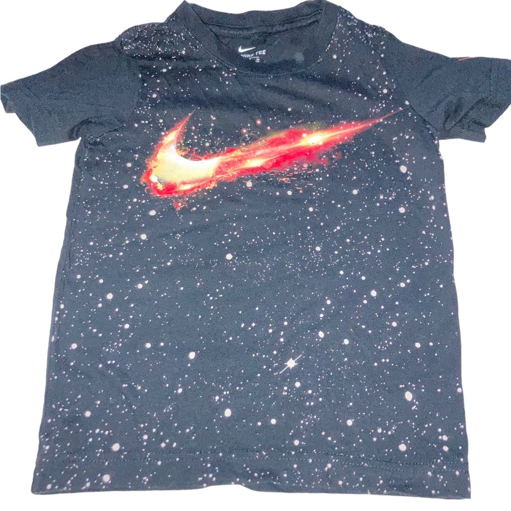 This Nike t-shirt for boys is in great condition and ready to be worn.